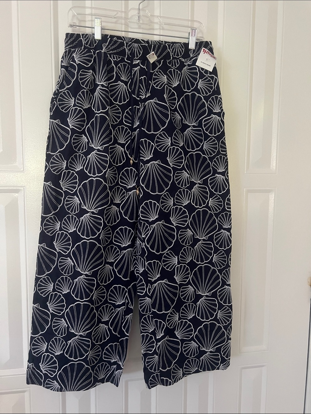 NWT Cynthia Rowley Wide Leg Crop Pants
Navy Blue Seashell
Embroidered Cotton